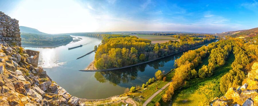 Bratislava: Slovakia Castle Photography Tour & Wine Tasting - A guide who handles history and the road