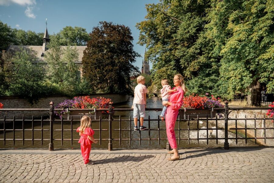 Bruges : Your private 30min. photoshoot in the medieval city - Starting at Jan van Eyckplein