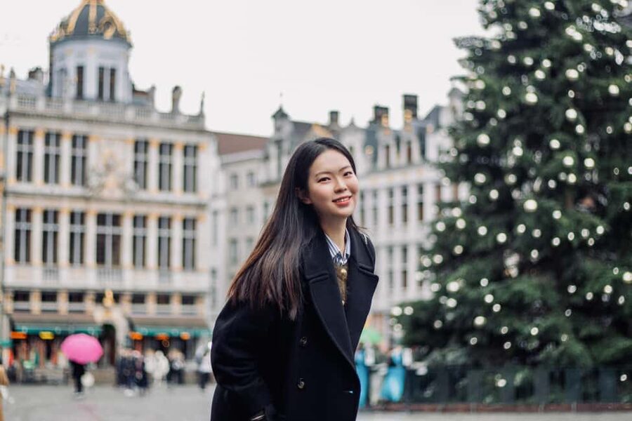 Brussels City Photoshoot With a Professional Photographer - Posing help makes the hour less awkward