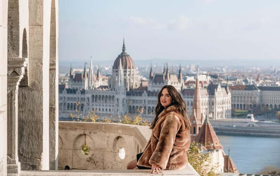 Budapest: Castle Hill Photoshoot with Private Photographer - What the private format changes