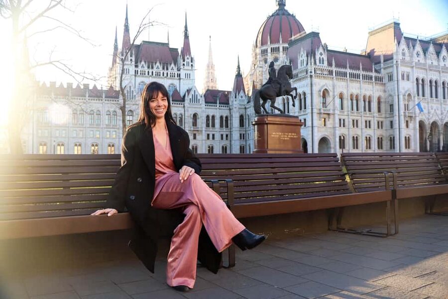Budapest Guided Tour with Photoshoot - Small Tour (2hrs) - Starting at Vörösmarty Square