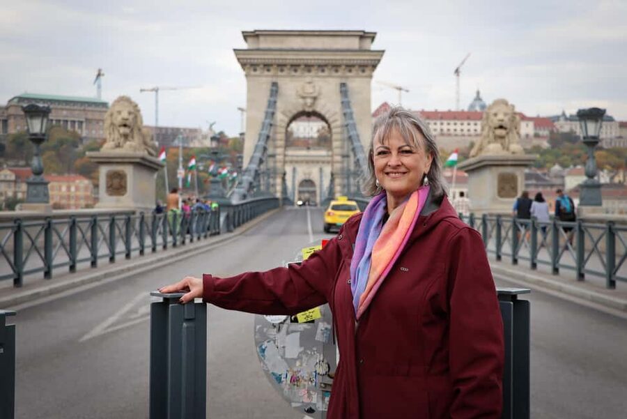Budapest Guided Tour with Photoshoot - Small Tour (2hrs) - Vigadó Concert Hall and the first photo stop