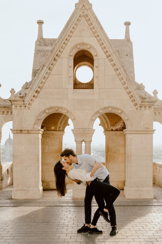 Budapest: romantic photoshoot at Buda's iconic sightseeings - Why Buda works so well for a couples photoshoot