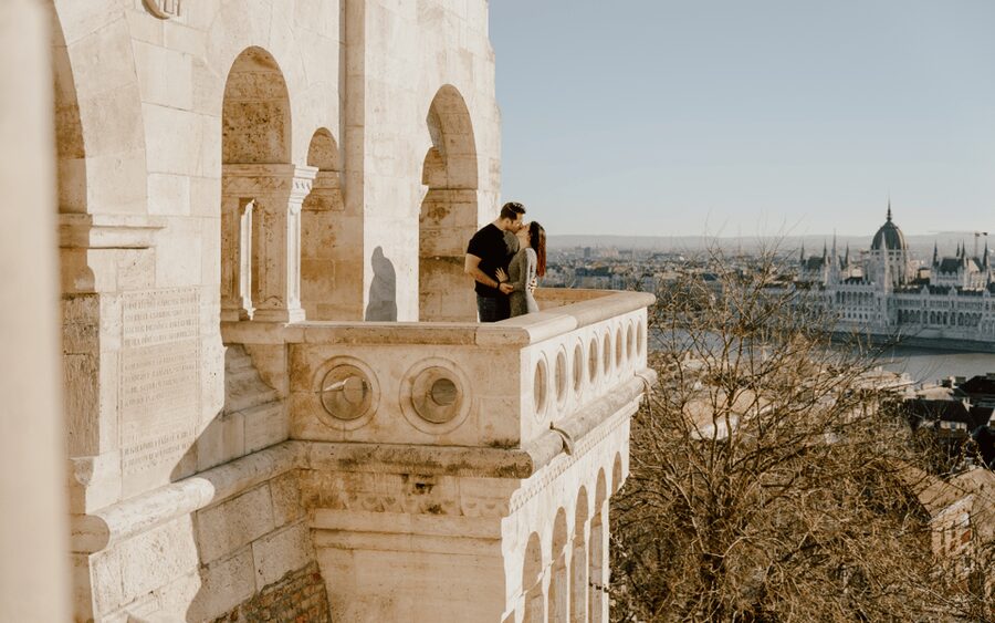 Budapest: romantic photoshoot at Buda's iconic sightseeings - Forty edited photos delivered in 2 to 5 days
