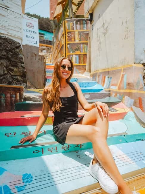 Busan: Small Group Photo Tour with Hotel Pick-up & Drop-off - Songdo Yonggung Suspension Bridge and the coast