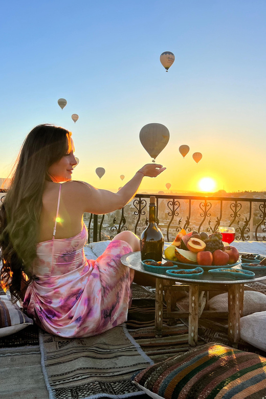 Cappadocia: Terrace Photo Spot With Balloon Flight View - What your 45 to 60 minutes look like