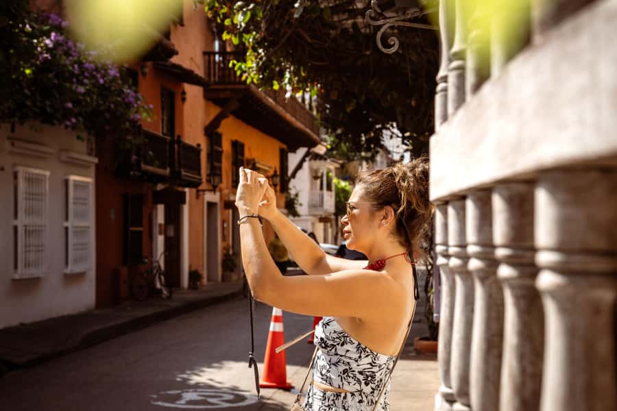 Cartagena Instagram Mobile Workshop: Scenic and Trendy Shots - The local side of Paola’s instruction