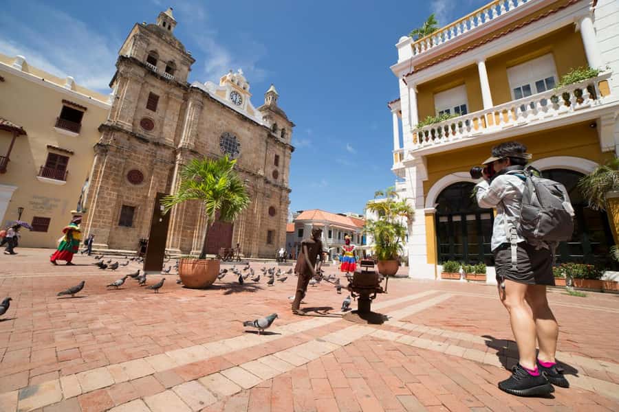 Cartagena: Photography Workshop Tour - Starting at Plaza de Bolívar with a camera in hand