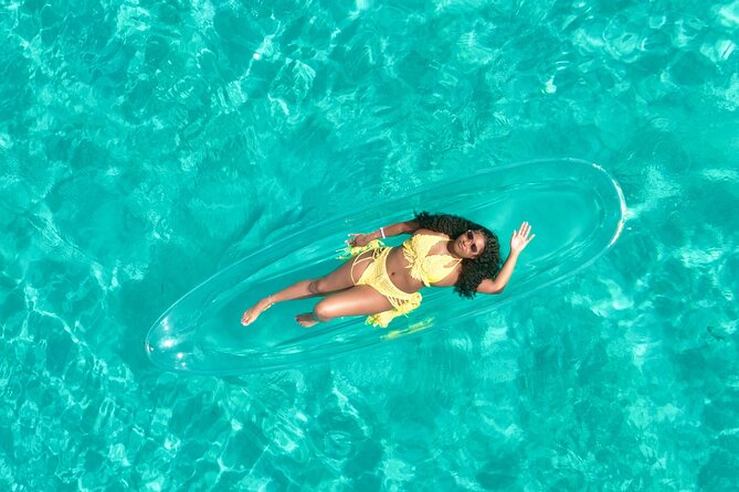 Clear kayak photoshoot Nassau Bahamas. - Timing your visit at Junkanoo Beach