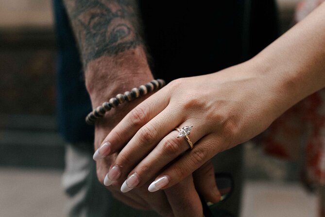 Couples Photoshoot Barcelona - Finding the right corners in the Gothic Quarter