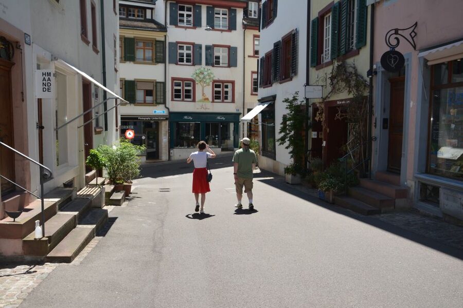 Customizable walking tour with local photographer - Läckerli, chocolate, and small food stops