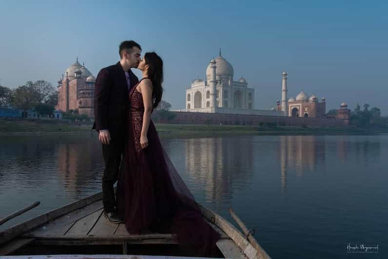 Delhi: Photography Taj Mahal Tour with Boat Ride & Transfers - Entering the Taj Mahal with a guide