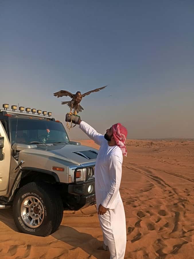 Dubai Hummer Safari Adventure & Traditional Dress Photoshoot - What the guides add to the outing