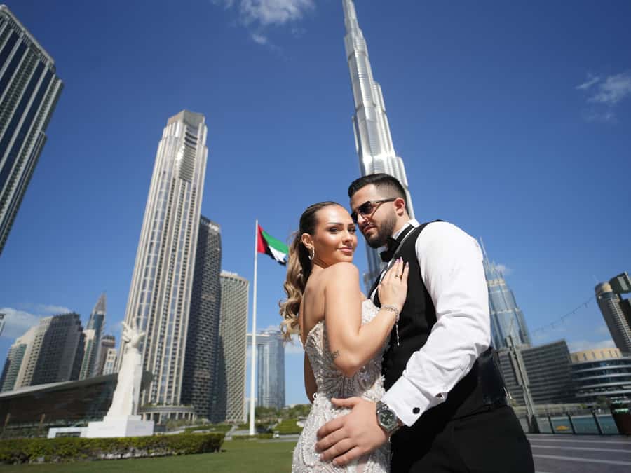 Dubai: Iconic Burj Khalifa Pre-Wedding Photoshoot - Four Dubai photo stops in two hours