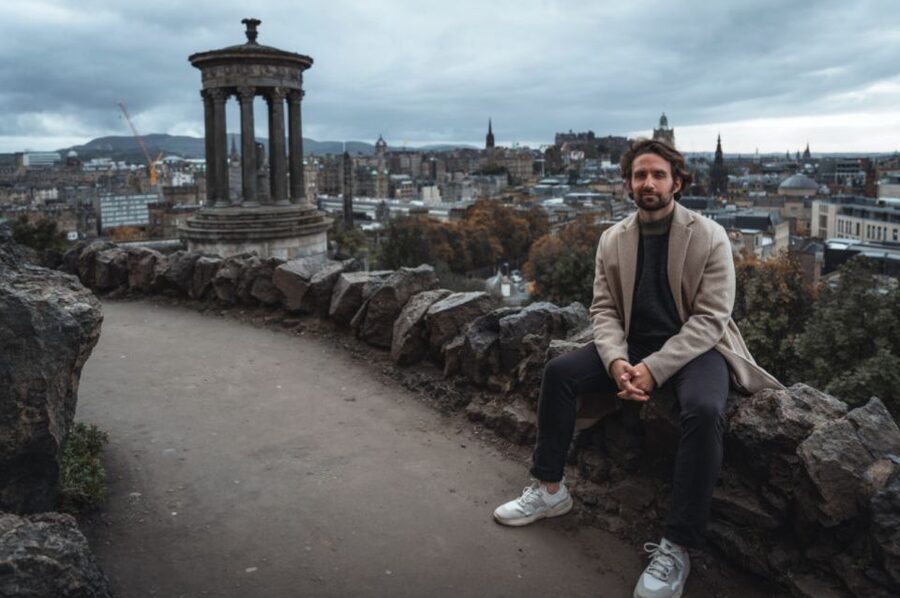 Edinburgh: Photo Shoot with a Private Vacation Photographer - The local guidance adds value
