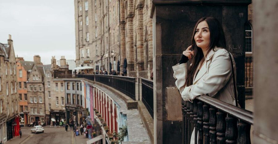 Edinburgh: Photo Shoot with a Private Vacation Photographer - Meeting your photographer and settling into the session