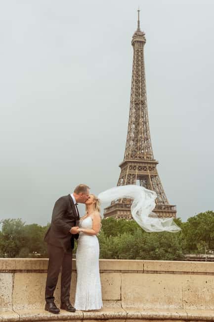 Eiffel Tower privat Photoshoot - Should you book the Eiffel Tower private photoshoot?