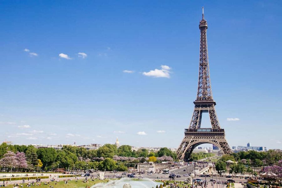 Eiffel Tower Reserved Access with Photoshoot stops - Passerelle Debilly and the first photo stop