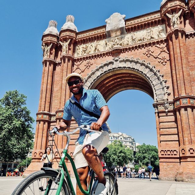 Explore Barcelona by Bike & Photo Shooting - Sagrada Família from the saddle