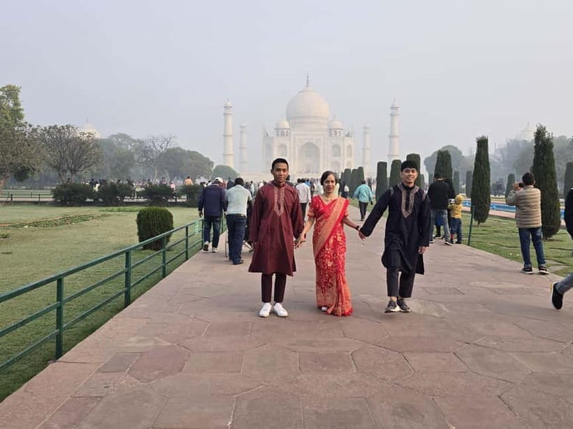 From Agra: Taj Mahal Guided Tour With Professional Photos - The optional sari and robe stop