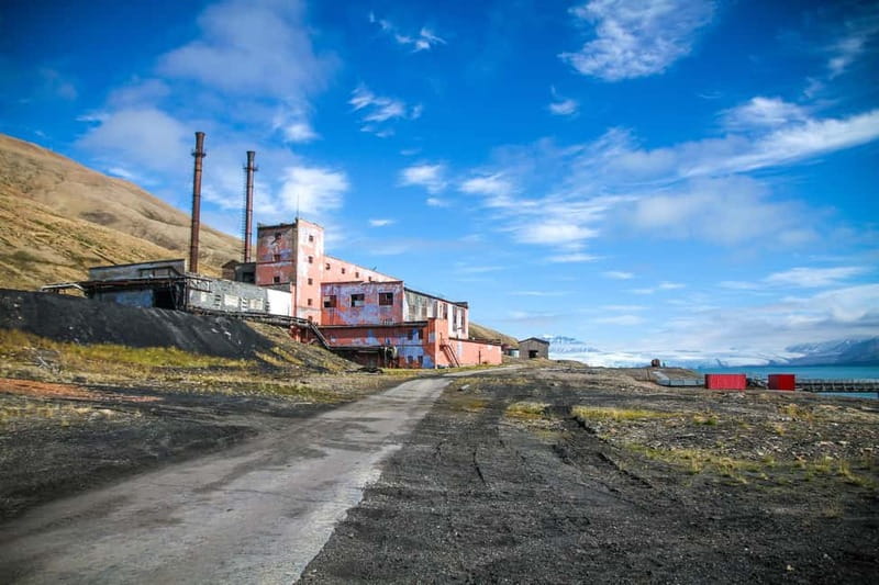 From Longyearbyen: Pyramiden Private Photo Tour w/ Transfer - Arriving at the abandoned settlement