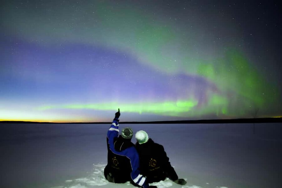 From Rovaniemi: Lakeside Aurora’s Paparazzi Photography - A Quiet Lake Instead of a City View
