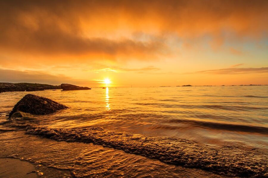 From Svolvær: Midnight sun tour with a photographer - Small Group Comfort and Svolvær Pickup