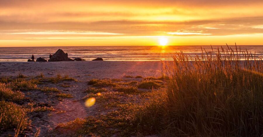 From Svolvær: Midnight sun tour with a photographer - Mountains, Beaches, and Fishing Villages