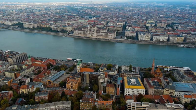 From Vienna: Bratislava& Budapest Day Tour with Photographer - Budapest in three hours