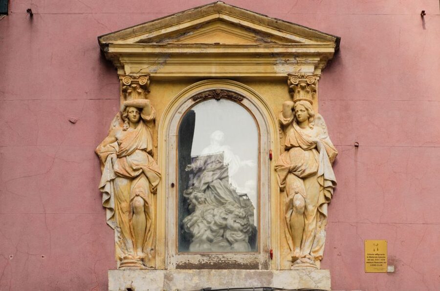 Genoa: Secret Corners Photography Tour and Traditional Snack - Following the light and shadows of the caruggi