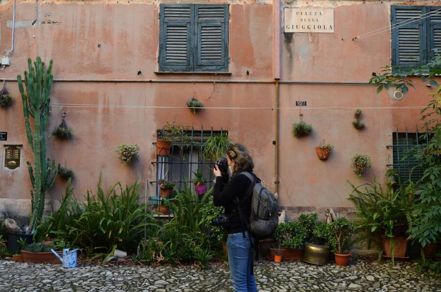 Genoa: Secret Corners Photography Tour and Traditional Snack - A Genoese snack at the right moment