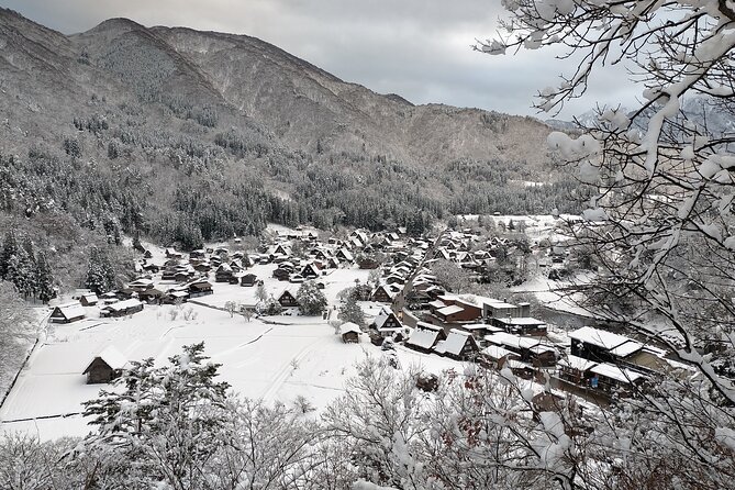 Gokayama and Shirakawago/Photoshoot by professional photographer - The Ogimachi viewpoint and its uphill walk