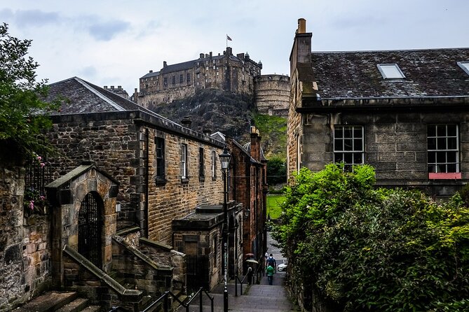Guided 60-Minute Photography and sightseeing Tour in Edinburgh - Starting at the Witches Well at 8:00 am