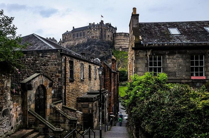 Guided 60-Minute Photography and sightseeing Tour in Edinburgh - Greyfriars Bobby: a story, a statue, and quick editing practice