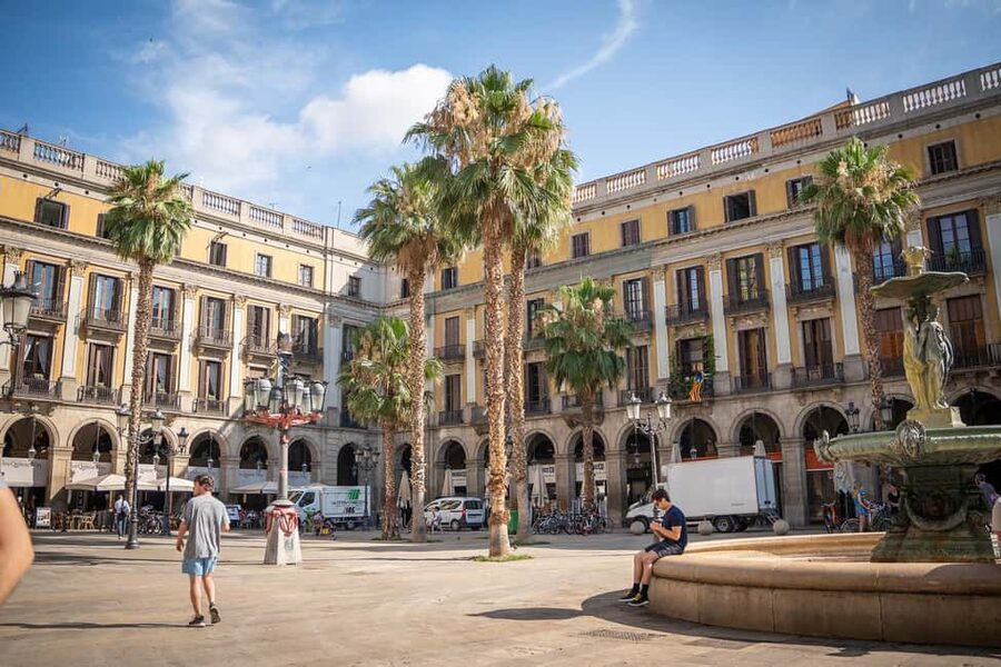 Guided tour of Barcelona in French (Old Town & Instagram spots) - Starting at Plaça Reial, Barcelona’s easy meeting point