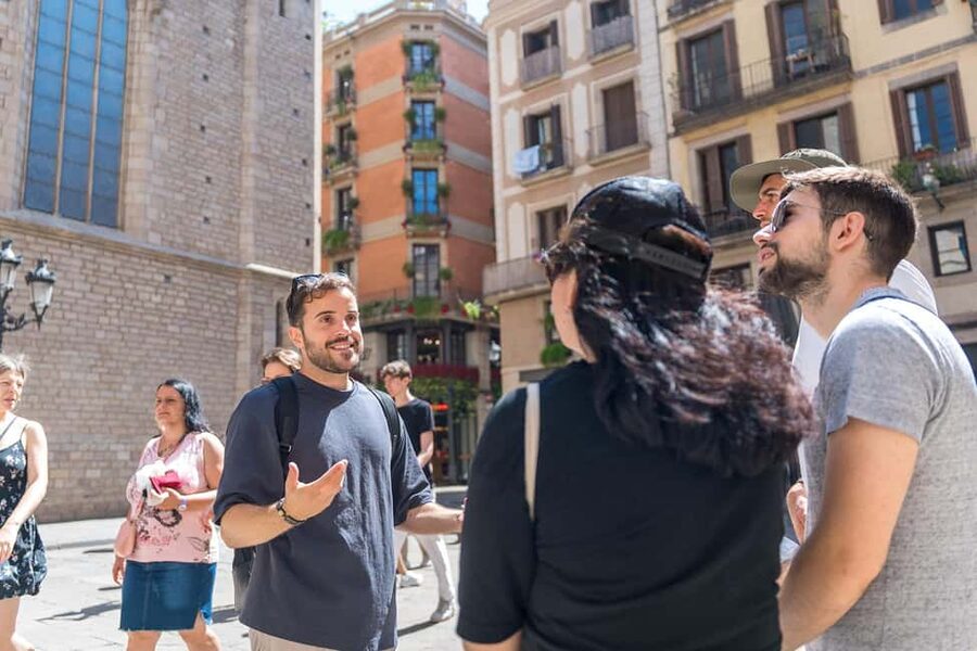 Guided tour of Barcelona in French (Old Town & Instagram spots) - Calle del Bisbe and the Gothic Quarter