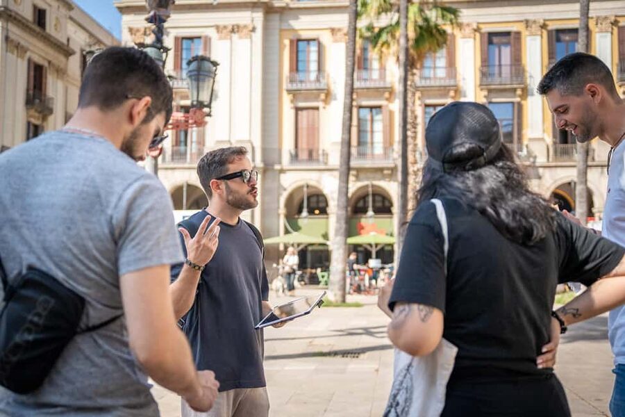 Guided tour of Barcelona in French (Old Town & Instagram spots) - What the $43 price includes