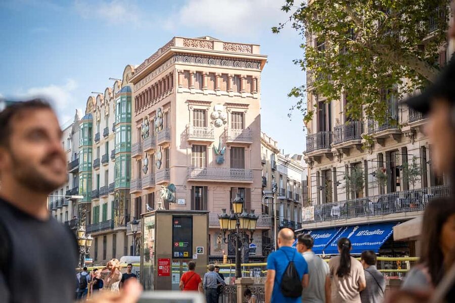 Guided tour of Barcelona in French (Old Town & Instagram spots) - Barcelona Cathedral and the Jewish Quarter