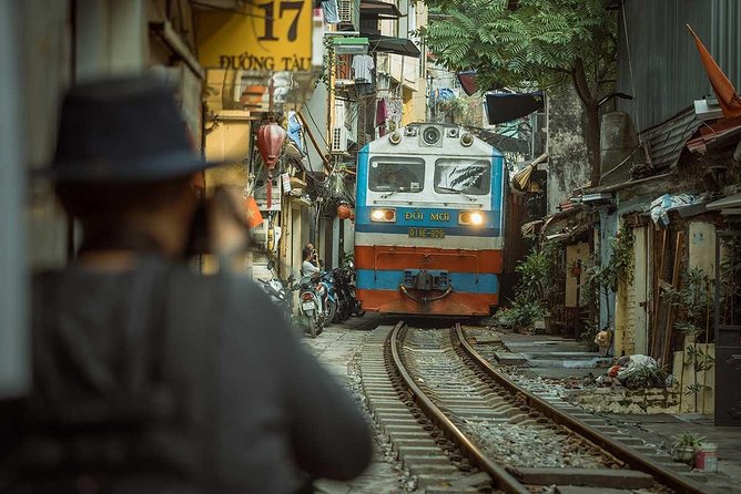 Hanoi On the Tracks Photo Tour - What happens around Hanoi Railway Station