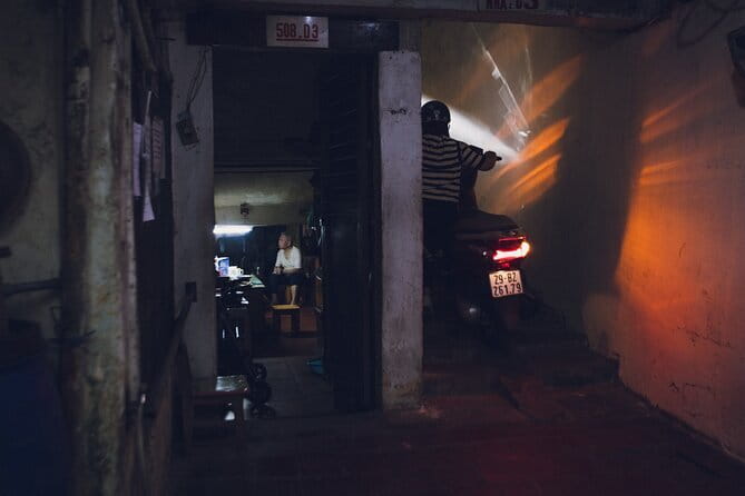 Hanoi Street Photography in a Vintage Community - A four-hour walk through ordinary city life