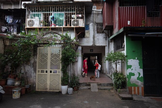 Hanoi Street Photography in a Vintage Community - What the photography instruction adds