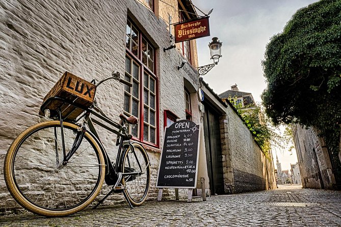 "Hidden Brugge" Photo Tour - 2hr open city tour & workshop - Burg Square starts the session with quick camera advice