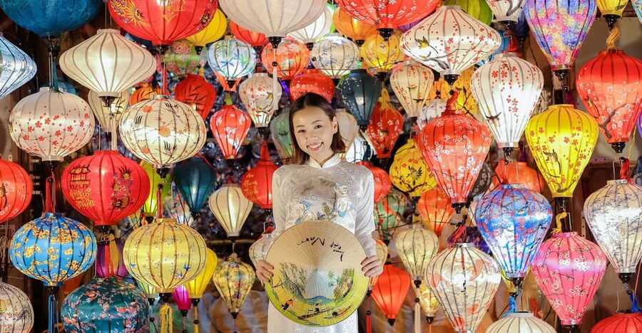 Hoi An/Da Nang: Private Photoshoot & Guided Walking Tour - The Hoai River and Hoi An’s lanterns