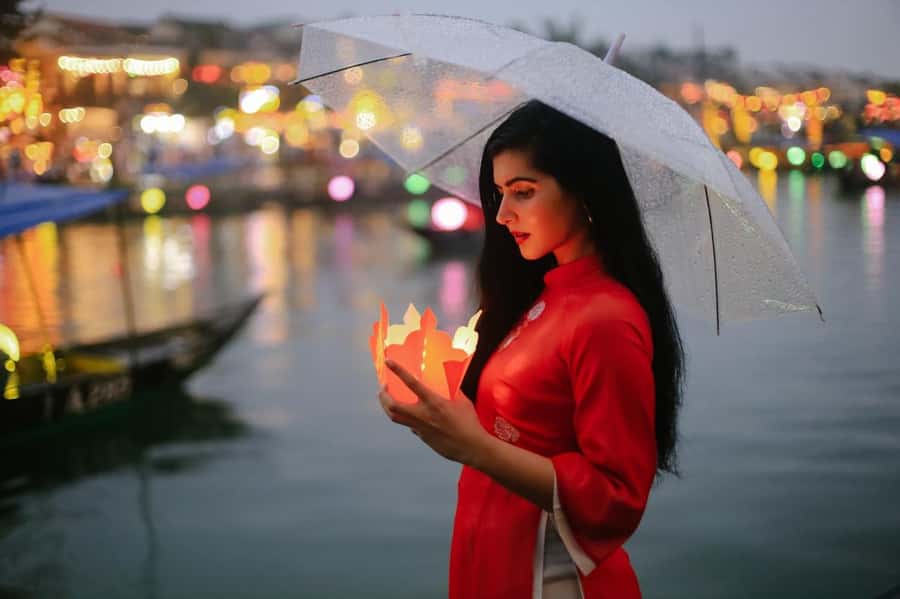 Hoi An Lantern : 45-Minute Short Private Photography Tour - Handling crowds, weather, and real old-town conditions
