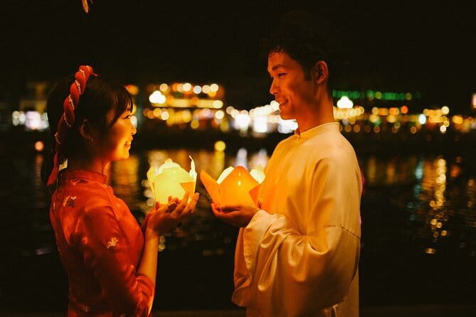 Hoi An Lantern Shop & Boat Photoshoot – Night Experience - Stop one: posing inside the lantern shop