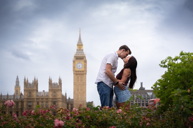Iconic London Portraits Tour with Expert Local Photographer - Walking through London’s best-known views