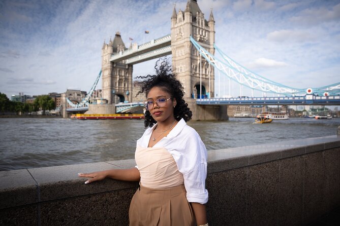 Iconic London Portraits Tour with Expert Local Photographer - Posing help for people who dislike cameras