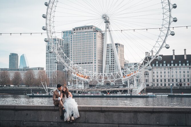 Iconic London Portraits Tour with Expert Local Photographer - Choosing between famous landmarks and quieter locations