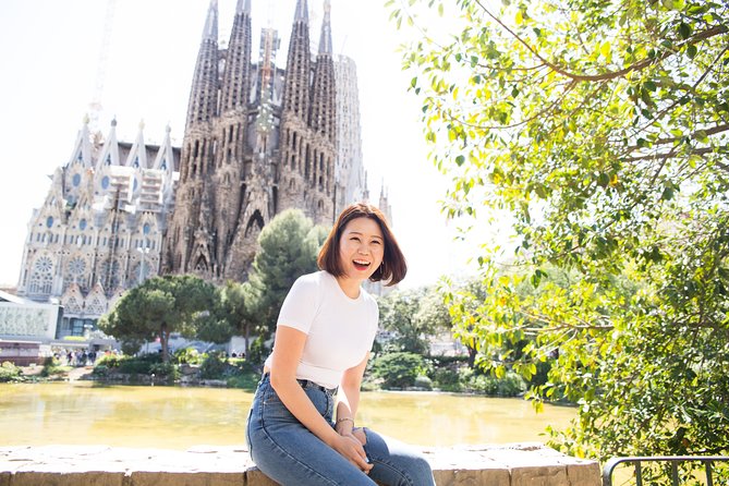 Instagram Photoshoot Tour in Barcelona - Gothic Quarter: old stone and tight lanes