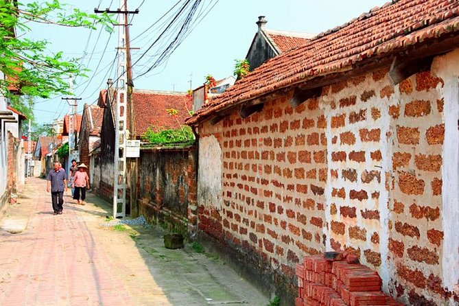Instagram Tour Duong Lam Ancient Village with Train Street Visit - Walking the village at a useful pace